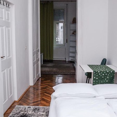 Diana'S Apartment Arad Bagian luar foto