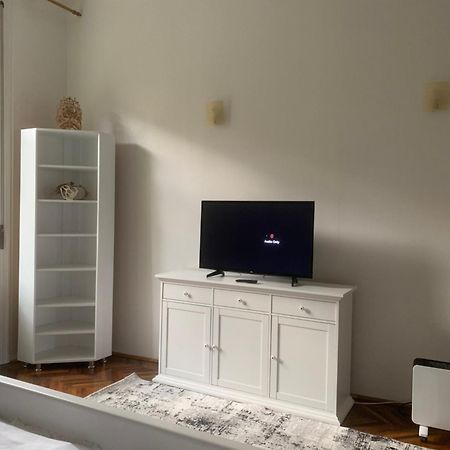 Diana'S Apartment Arad Bagian luar foto