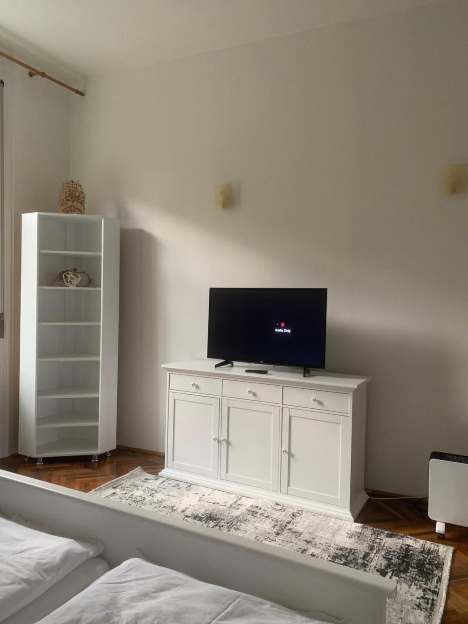 Diana'S Apartment Arad Bagian luar foto